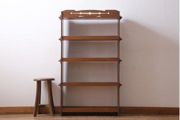 レトロ家具　昭和中期　透かし彫りが目を引く楔(くさび)式オープンラック(本棚、飾り棚、収納棚)(R-038524)