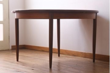 ヴィンテージ家具　北欧ビンテージ　G-PLAN(ジープラン)　木の温もり感じるエクステンションテーブル(ラウンドテーブル、ダイニングテーブル)(R-038527)