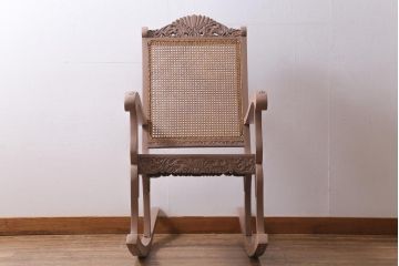 ヴィンテージ家具　フランスビンテージ　ペイント　彫刻の装飾が目を引くロッキングチェア(アームチェア)(R-038529)