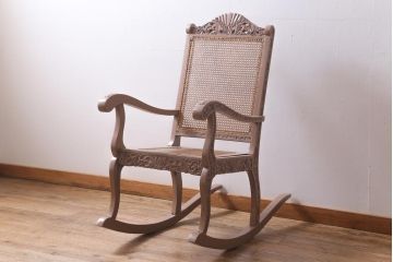 ヴィンテージ家具　フランスビンテージ　ペイント　彫刻の装飾が目を引くロッキングチェア(アームチェア)(R-038529)