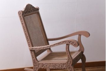 ヴィンテージ家具　フランスビンテージ　ペイント　彫刻の装飾が目を引くロッキングチェア(アームチェア)(R-038529)