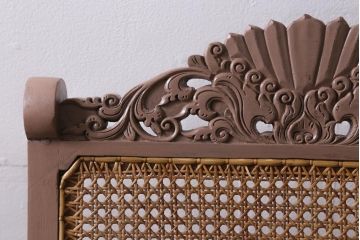 ヴィンテージ家具　フランスビンテージ　ペイント　彫刻の装飾が目を引くロッキングチェア(アームチェア)(R-038529)