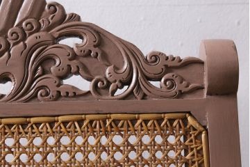 ヴィンテージ家具　フランスビンテージ　ペイント　彫刻の装飾が目を引くロッキングチェア(アームチェア)(R-038529)