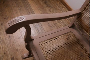ヴィンテージ家具　フランスビンテージ　ペイント　彫刻の装飾が目を引くロッキングチェア(アームチェア)(R-038529)