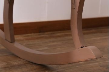 ヴィンテージ家具　フランスビンテージ　ペイント　彫刻の装飾が目を引くロッキングチェア(アームチェア)(R-038529)