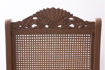 ヴィンテージ家具　フランスビンテージ　ペイント　彫刻の装飾が目を引くロッキングチェア(アームチェア)(R-038529)