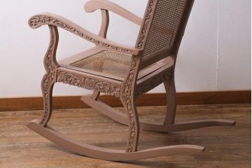 ヴィンテージ家具　フランスビンテージ　ペイント　彫刻の装飾が目を引くロッキングチェア(アームチェア)(R-038529)
