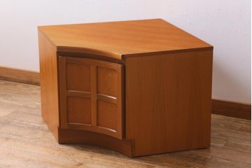 ヴィンテージ家具　北欧　イギリスビンテージ　nathan(ネイサン)社　温もりのある木味が素敵なコーナーキャビネット(サイドボード、テレビ台)(R-038530)