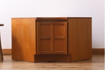 ヴィンテージ家具　北欧　イギリスビンテージ　nathan(ネイサン)社　温もりのある木味が素敵なコーナーキャビネット(サイドボード、テレビ台)(R-038530)