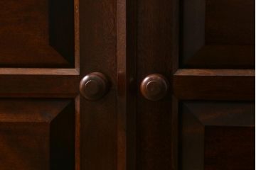 中古　松本民芸家具　シックな佇まいが魅力のG-1型面取り食器棚(収納棚、カップボード)(R-038531)