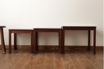 ヴィンテージ家具　北欧家具　デンマークビンテージ　ローズウッド材製のレアなネストテーブル(サイドテーブル、カフェテーブル)(R-038533)