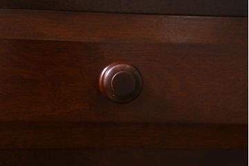 中古美品　松本民芸家具　立体的なデザインが目を引くA型脇棚(サイドチェスト、小引き出し)(定価約13万8千円)(R-038534)