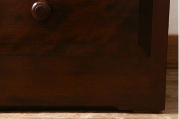 中古美品　松本民芸家具　立体的なデザインが目を引くA型脇棚(サイドチェスト、小引き出し)(定価約13万8千円)(R-038534)