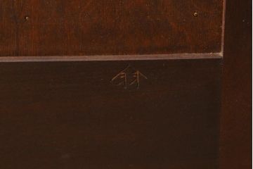 中古美品　松本民芸家具　立体的なデザインが目を引くA型脇棚(サイドチェスト、小引き出し)(定価約13万8千円)(R-038534)