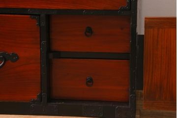 アンティーク家具　和製アンティーク　前面ケヤキ材　二本松箪笥　松竹梅と亀の意匠が目を引く重ね箪笥(引き出し、衣装箪笥)(R-038550)