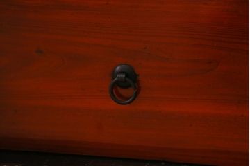 アンティーク家具　和製アンティーク　前面ケヤキ材　二本松箪笥　松竹梅と亀の意匠が目を引く重ね箪笥(引き出し、衣装箪笥)(R-038550)