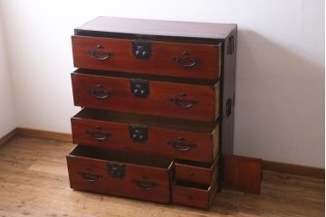 アンティーク家具　和製アンティーク　前面ケヤキ材　二本松箪笥　松竹梅と亀の意匠が目を引く重ね箪笥(引き出し、衣装箪笥)(R-038550)