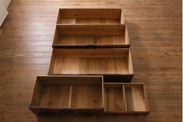 アンティーク家具　和製アンティーク　前面ケヤキ材　二本松箪笥　松竹梅と亀の意匠が目を引く重ね箪笥(引き出し、衣装箪笥)(R-038550)