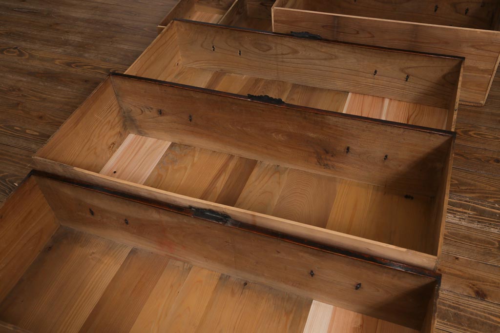 アンティーク家具　和製アンティーク　前面ケヤキ材　二本松箪笥　松竹梅と亀の意匠が目を引く重ね箪笥(引き出し、衣装箪笥)(R-038550)