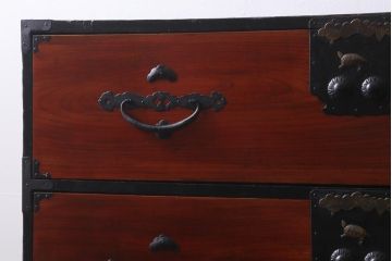 アンティーク家具　和製アンティーク　前面ケヤキ材　二本松箪笥　松竹梅と亀の意匠が目を引く重ね箪笥(引き出し、衣装箪笥)(R-038550)