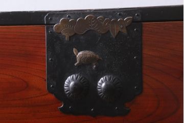 アンティーク家具　和製アンティーク　前面ケヤキ材　二本松箪笥　松竹梅と亀の意匠が目を引く重ね箪笥(引き出し、衣装箪笥)(R-038550)