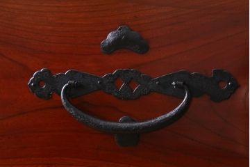 アンティーク家具　和製アンティーク　前面ケヤキ材　二本松箪笥　松竹梅と亀の意匠が目を引く重ね箪笥(引き出し、衣装箪笥)(R-038550)