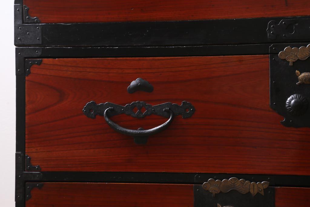 アンティーク家具　和製アンティーク　前面ケヤキ材　二本松箪笥　松竹梅と亀の意匠が目を引く重ね箪笥(引き出し、衣装箪笥)(R-038550)