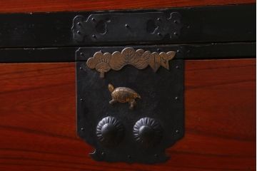 アンティーク家具　和製アンティーク　前面ケヤキ材　二本松箪笥　松竹梅と亀の意匠が目を引く重ね箪笥(引き出し、衣装箪笥)(R-038550)