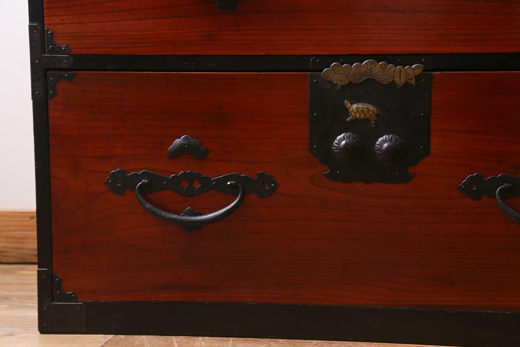 アンティーク家具　和製アンティーク　前面ケヤキ材　二本松箪笥　松竹梅と亀の意匠が目を引く重ね箪笥(引き出し、衣装箪笥)(R-038550)