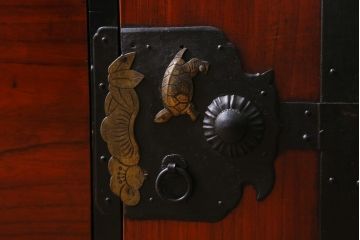 アンティーク家具　和製アンティーク　前面ケヤキ材　二本松箪笥　松竹梅と亀の意匠が目を引く重ね箪笥(引き出し、衣装箪笥)(R-038550)