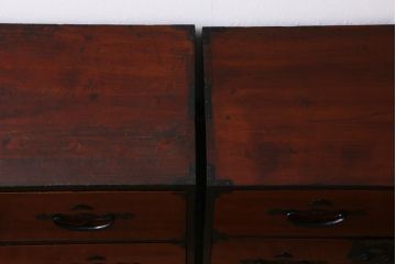 アンティーク家具　和製アンティーク　前面ケヤキ材　二本松箪笥　松竹梅と亀の意匠が目を引く重ね箪笥(引き出し、衣装箪笥)(R-038550)