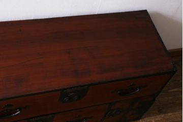 アンティーク家具　和製アンティーク　前面ケヤキ材　二本松箪笥　松竹梅と亀の意匠が目を引く重ね箪笥(引き出し、衣装箪笥)(R-038550)