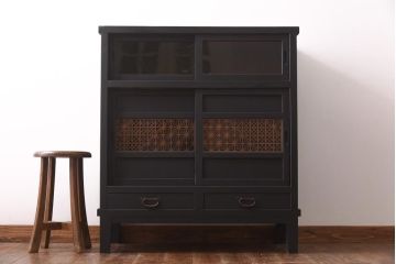 アンティーク家具　リメイク　シックな色合いに組子細工が映える脚付きキャビネット(水屋箪笥、サイドボード、戸棚、収納棚)(R-038560)