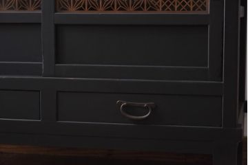 アンティーク家具　リメイク　シックな色合いに組子細工が映える脚付きキャビネット(水屋箪笥、サイドボード、戸棚、収納棚)(R-038560)