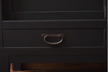 アンティーク家具　リメイク　シックな色合いに組子細工が映える脚付きキャビネット(水屋箪笥、サイドボード、戸棚、収納棚)(R-038560)