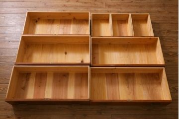 レトロ家具　昭和中期　三段重ね　花図柄が柔らかな印象あたえる衣装箪笥(衣装タンス、引き出し、チェスト)(R-038562)