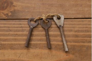 レトロ家具　昭和中期　三段重ね　花図柄が柔らかな印象あたえる衣装箪笥(衣装タンス、引き出し、チェスト)(R-038562)