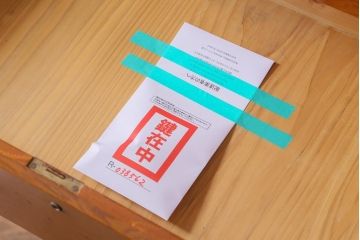 レトロ家具　昭和中期　三段重ね　花図柄が柔らかな印象あたえる衣装箪笥(衣装タンス、引き出し、チェスト)(R-038562)
