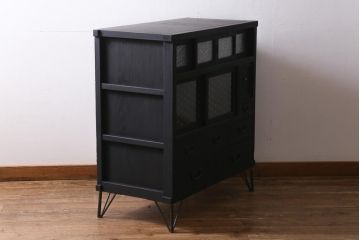 アンティーク家具　当店オリジナルガラス・ダイヤガラス入り　鉄脚付き　渋さと味わいが魅力的なサイドボード(戸棚、収納棚)(R-038563)