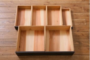 アンティーク家具　当店オリジナルガラス・ダイヤガラス入り　鉄脚付き　渋さと味わいが魅力的なサイドボード(戸棚、収納棚)(R-038563)