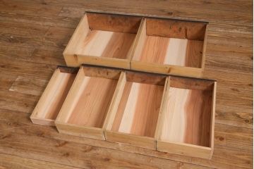 アンティーク家具　当店オリジナルガラス・ダイヤガラス入り　鉄脚付き　渋さと味わいが魅力的なサイドボード(戸棚、収納棚)(R-038563)