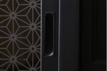 アンティーク家具　当店オリジナルガラス・ダイヤガラス入り　鉄脚付き　渋さと味わいが魅力的なサイドボード(戸棚、収納棚)(R-038563)