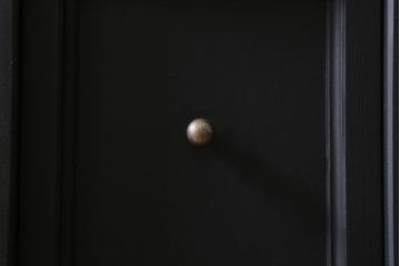 アンティーク家具　当店オリジナルガラス・ダイヤガラス入り　鉄脚付き　渋さと味わいが魅力的なサイドボード(戸棚、収納棚)(R-038563)