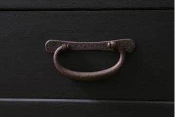 アンティーク家具　当店オリジナルガラス・ダイヤガラス入り　鉄脚付き　渋さと味わいが魅力的なサイドボード(戸棚、収納棚)(R-038563)