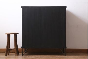 アンティーク家具　当店オリジナルガラス・ダイヤガラス入り　鉄脚付き　渋さと味わいが魅力的なサイドボード(戸棚、収納棚)(R-038563)