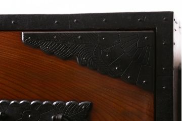 アンティーク家具　和製アンティーク　明治期　前面ケヤキ材　漆塗り　鳳凰の金具が目を引く佐渡小木箪笥(衣装箪笥、時代箪笥、佐渡箪笥)(R-038564)