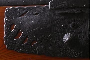 アンティーク家具　和製アンティーク　明治期　前面ケヤキ材　漆塗り　鳳凰の金具が目を引く佐渡小木箪笥(衣装箪笥、時代箪笥、佐渡箪笥)(R-038564)