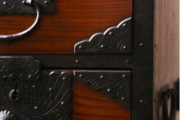 アンティーク家具　和製アンティーク　明治期　前面ケヤキ材　漆塗り　鳳凰の金具が目を引く佐渡小木箪笥(衣装箪笥、時代箪笥、佐渡箪笥)(R-038564)