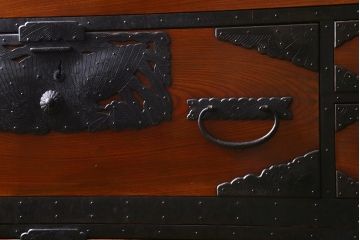 アンティーク家具　和製アンティーク　明治期　前面ケヤキ材　漆塗り　鳳凰の金具が目を引く佐渡小木箪笥(衣装箪笥、時代箪笥、佐渡箪笥)(R-038564)