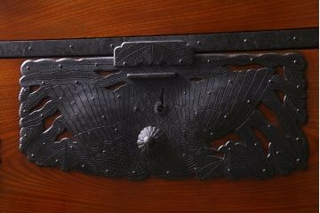 アンティーク家具　和製アンティーク　明治期　前面ケヤキ材　漆塗り　鳳凰の金具が目を引く佐渡小木箪笥(衣装箪笥、時代箪笥、佐渡箪笥)(R-038564)